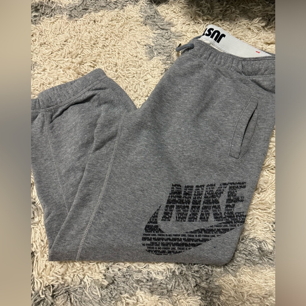Women’s Nike cropped sweatpants